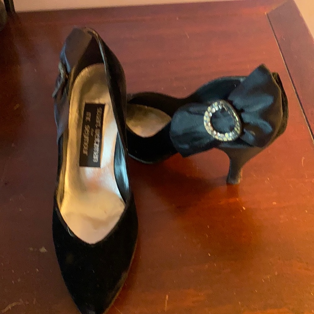 Stuart Weizman for Mr. Seymour Black velvet pump with side bow. Size 6. VGUC